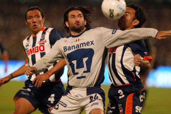 Francisco Fonseca (C) of PUMAS  tries to