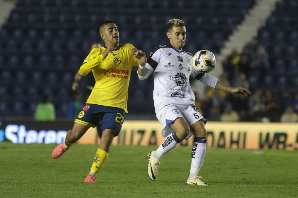 Erick Sánchez #28 of  America and  Kevin Escamilla #5 of