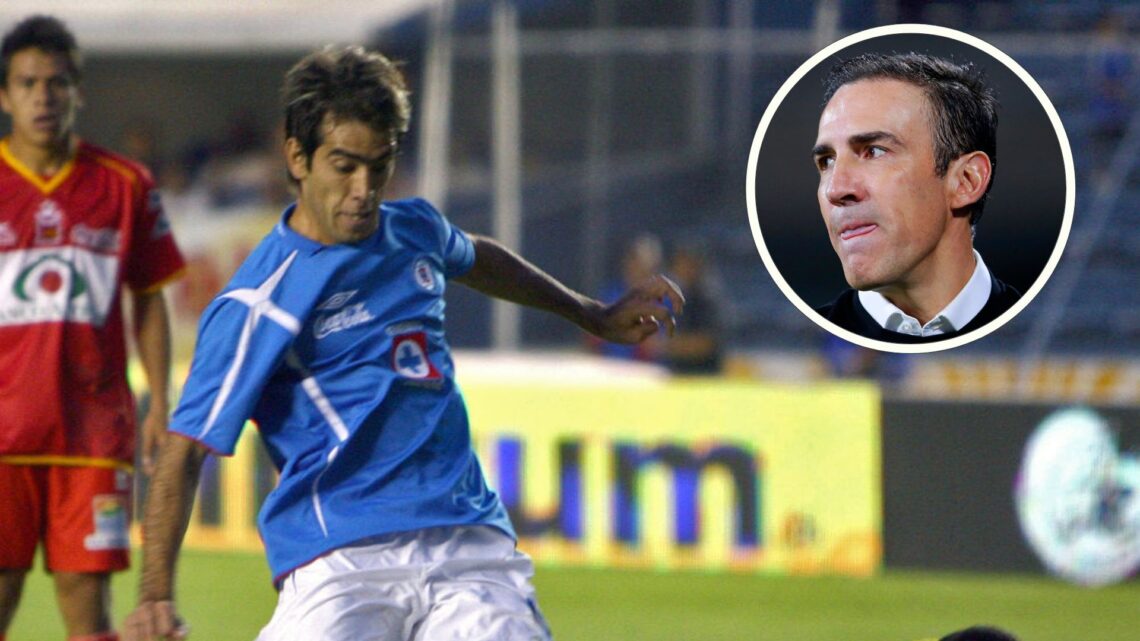 Cesar Delgado (I) de Cruz Azul trata de rematar ante la marca del portero de Tecos de la UAG Sergio Corona (D), en un partido de la octava jornada ...