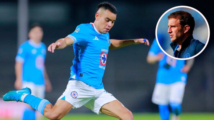 Carlos Rodriguez of Cruz Azul drives the ball during the 12th round match between Cruz Azul and Atletico San Luis as part of the Torneo Clausura 20...