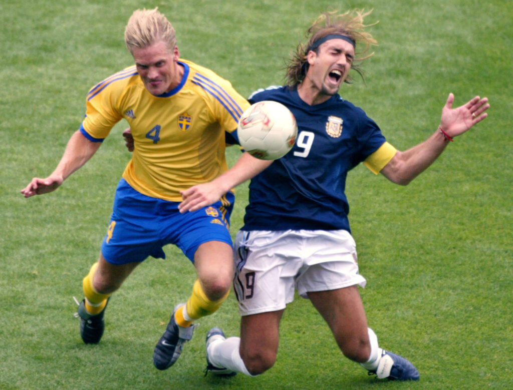 Swedish defender Johan Mjallby (L) vies with Argen