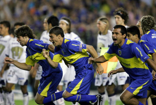 Boca Juniors' Federico Insua (L), captai