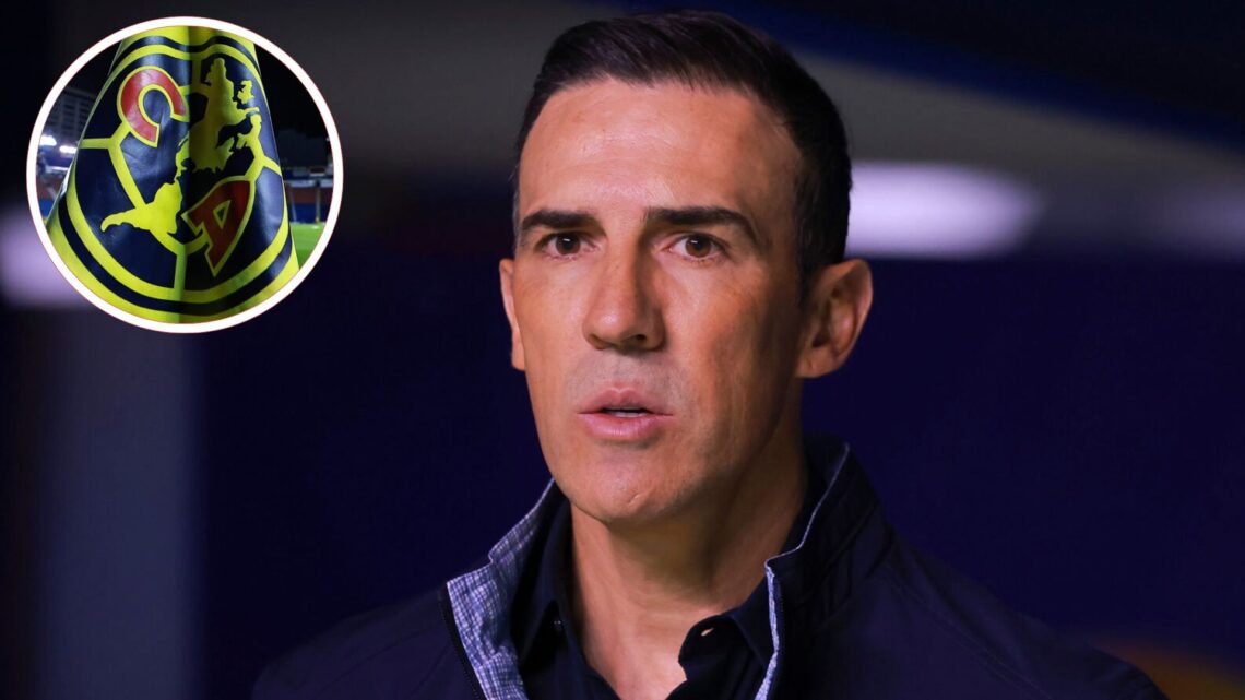 Vicente Sanchez coach of Cruz Azul looks during the 14th round match between Cruz Azul and Pumas UNAM as part of the Torneo Clausura 2025 Liga MX a...
