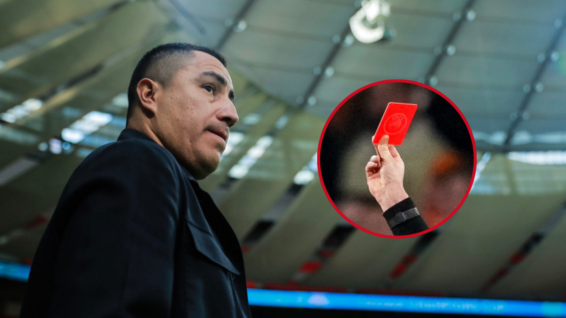 In the main image, Efraín Juárez, coach of Pumas UNAM. In the circle, a referee's hand holding a red card.
