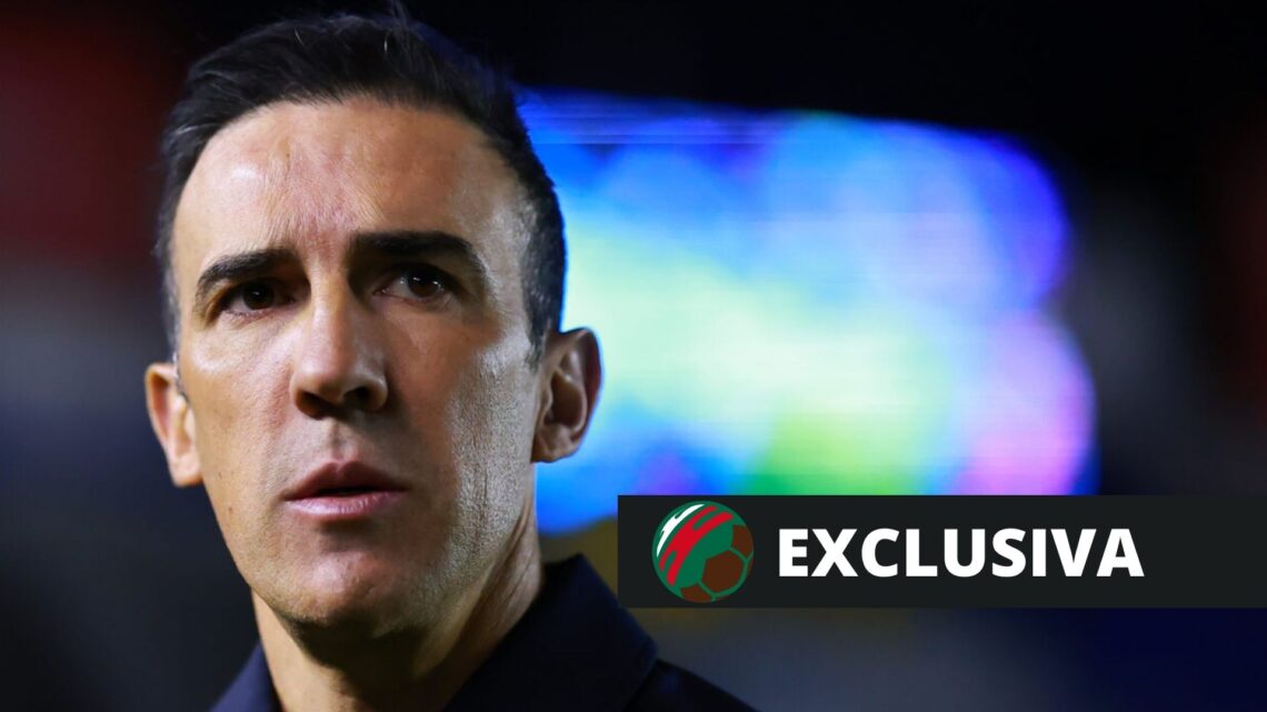 Vicente Sanchez, coach of Cruz Azul looks on during the 15th round match between America and Cruz Azul as part of the Torneo Clausura 2025 Liga MX ...