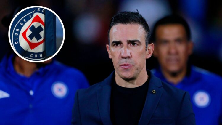 Vicente Sanchez, Head coach of Cruz Azul looks on during the 16th round match between Cruz Azul and Leon as part of the Torneo Clausura 2025 Liga M...