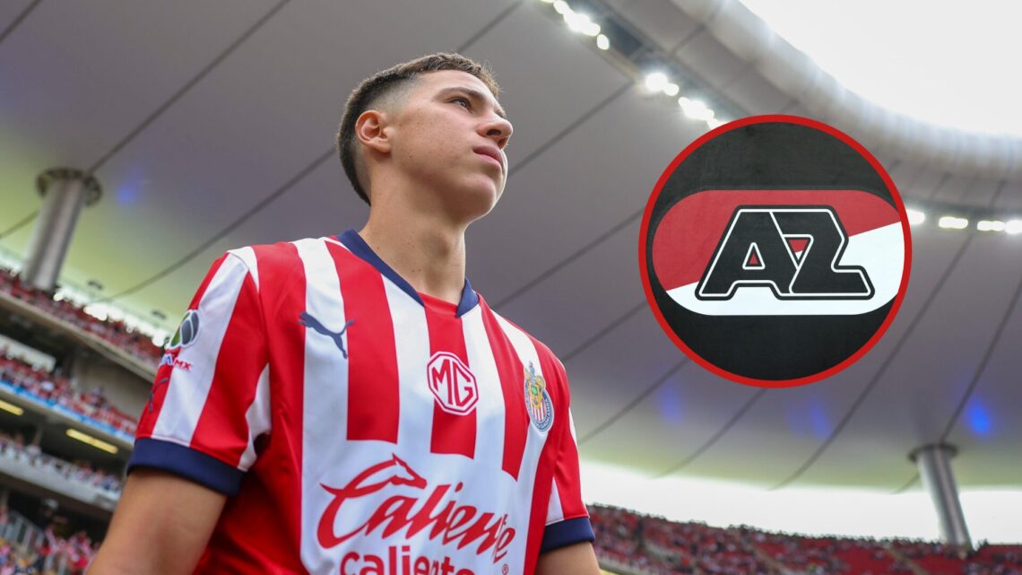 Mateo Chávez, jugador de Chivas, y el escudo del AZ Alkmaar