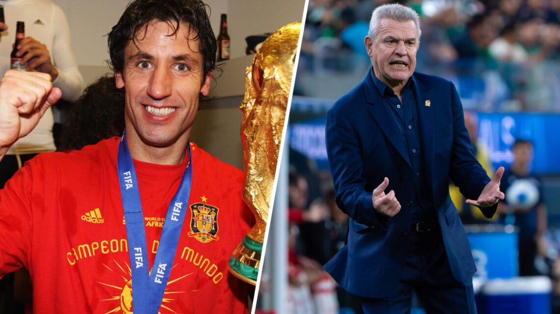 Joan Capdevila con el trofeo de la Copa del Mundo de 2010 / Javier Aguirre dirigiendo a la Selección Mexicana