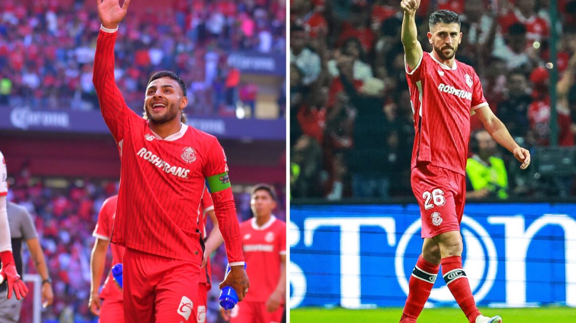 Alexis Vega y Paulinho, delanteros del Toluca, celebran un gol