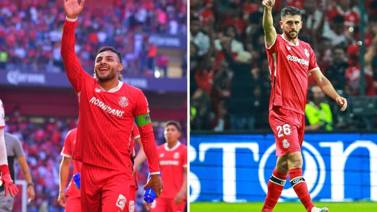 Alexis Vega y Paulinho, delanteros del Toluca, celebran un gol
