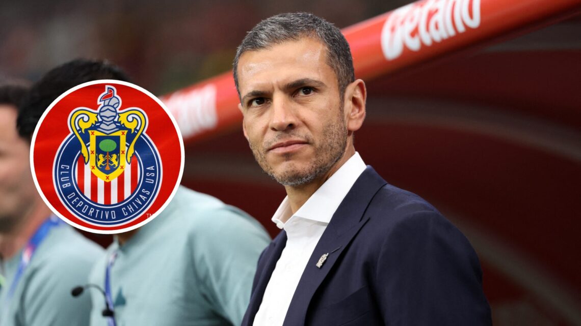 En la imagen principal, Jaime Lozano, entrenador de fútbol mexicano. En el círculo, el escudo de Chivas, equipo de la Liga MX.