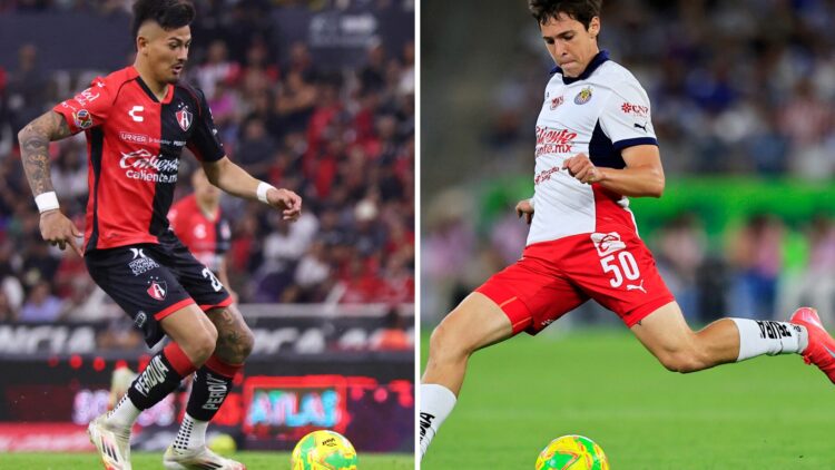 A la izquierda, un futbolista de Atlas. A la derecha, un jugador de Chivas.