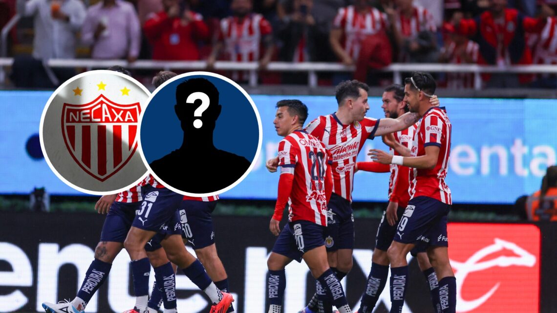 El escudo de Necaxa, y jugadores de Chivas, equipo de la Liga MX.