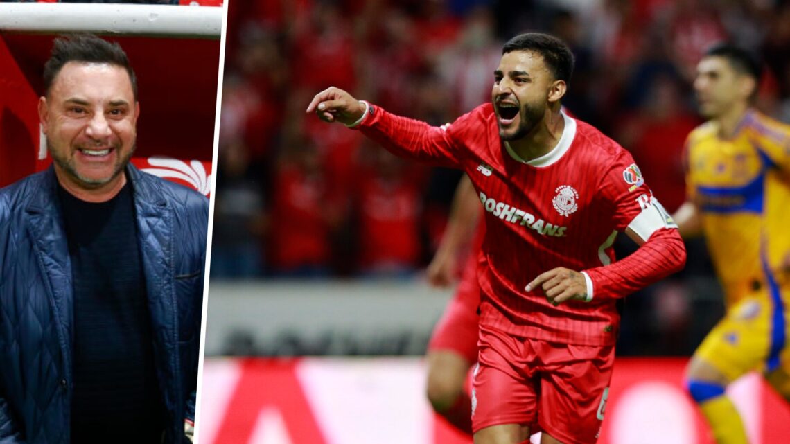 Antonio 'Turco' Mohamed sonríe en la banca de un partido del Toluca / Alexis Vega celebra un gol con el Toluca