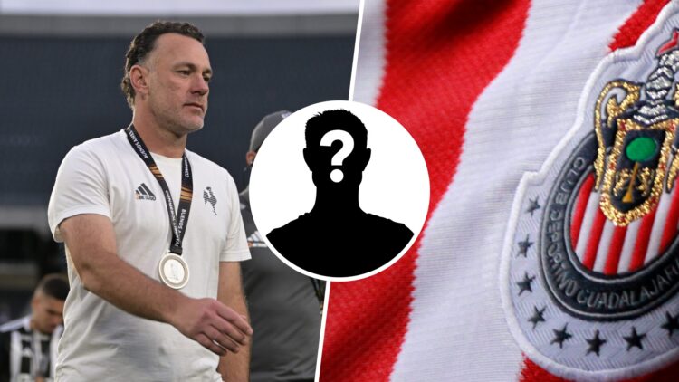 Gabriel Milito tras un partido con el Atletico Mineiro / Logo de Chivas en una de sus camisetas de local