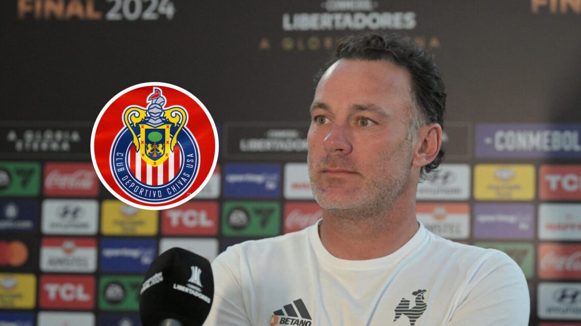 Gabriel Milito, entrenador argentino, y el escudo de Chivas, equipo de la Liga MX.