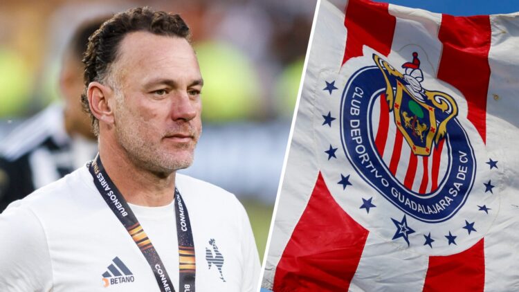 Gabriel Milito, nuevo entrenador de Chivas, y una bandera del Guadalajara, equipo de la Liga MX.