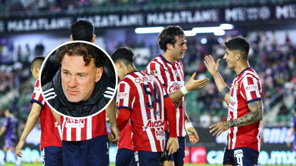 Jugadores de Chivas, equipo de la Liga MX, y Gabriel Milito, nuevo entrenador del club.