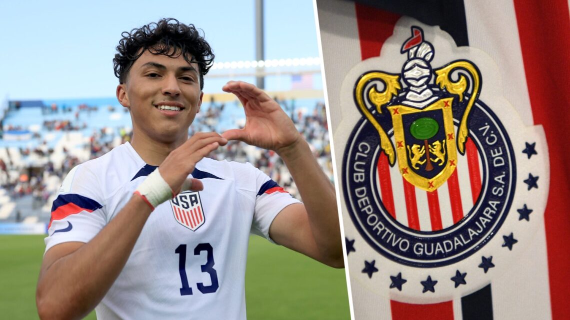 Jonathan Gómez, futbolista mexicano-americano del PAOK de Grecia, y a su derecha, el escudo de Chivas, equipo de la Liga MX.