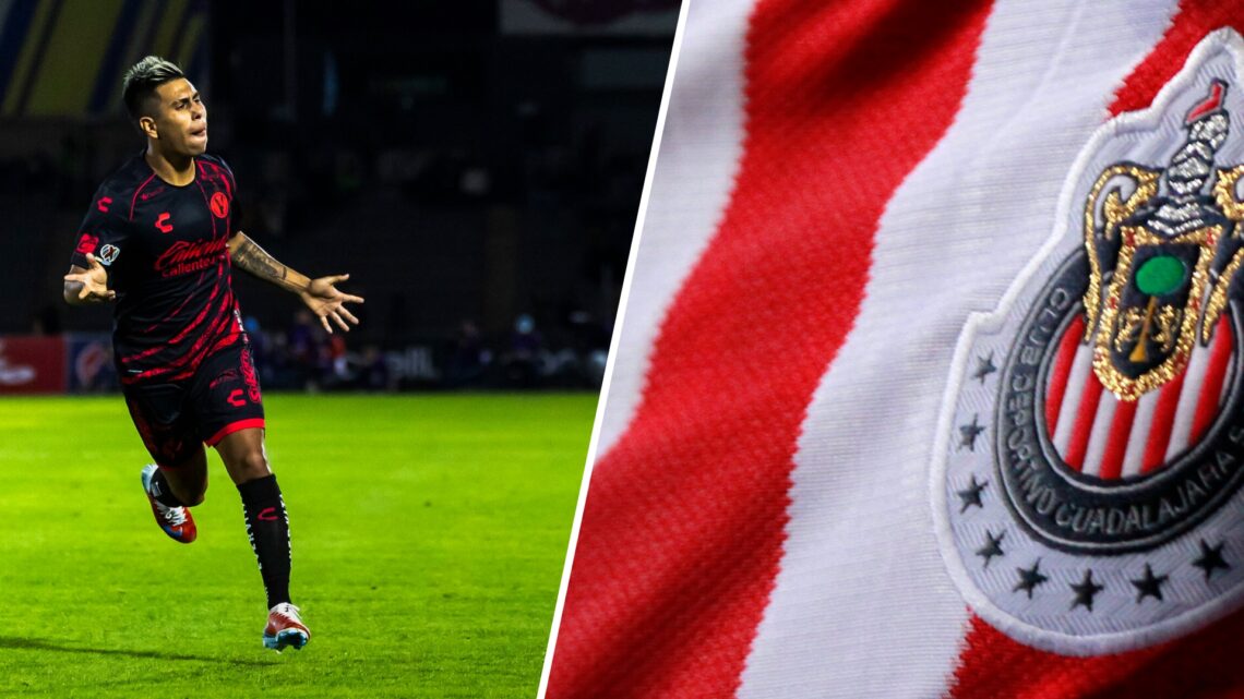 Efraín Álvarez celebra un gol con Tijuana / Logo de Chivas en un uniforme