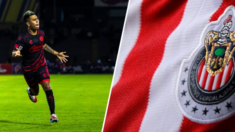 Efraín Álvarez celebra un gol con Tijuana / Logo de Chivas en un uniforme