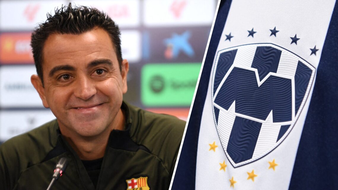 Xavi Hernández, ex jugador y entrenador del FC Barcelona, y el escudo de Rayados de Monterrey, equipo de la Liga MX.