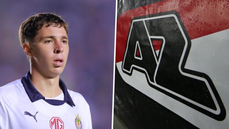 Mateo Chávez en un partido entre Cruz Azul y Chivas / Logo del AZ Alkmaar en una valla de su estadio