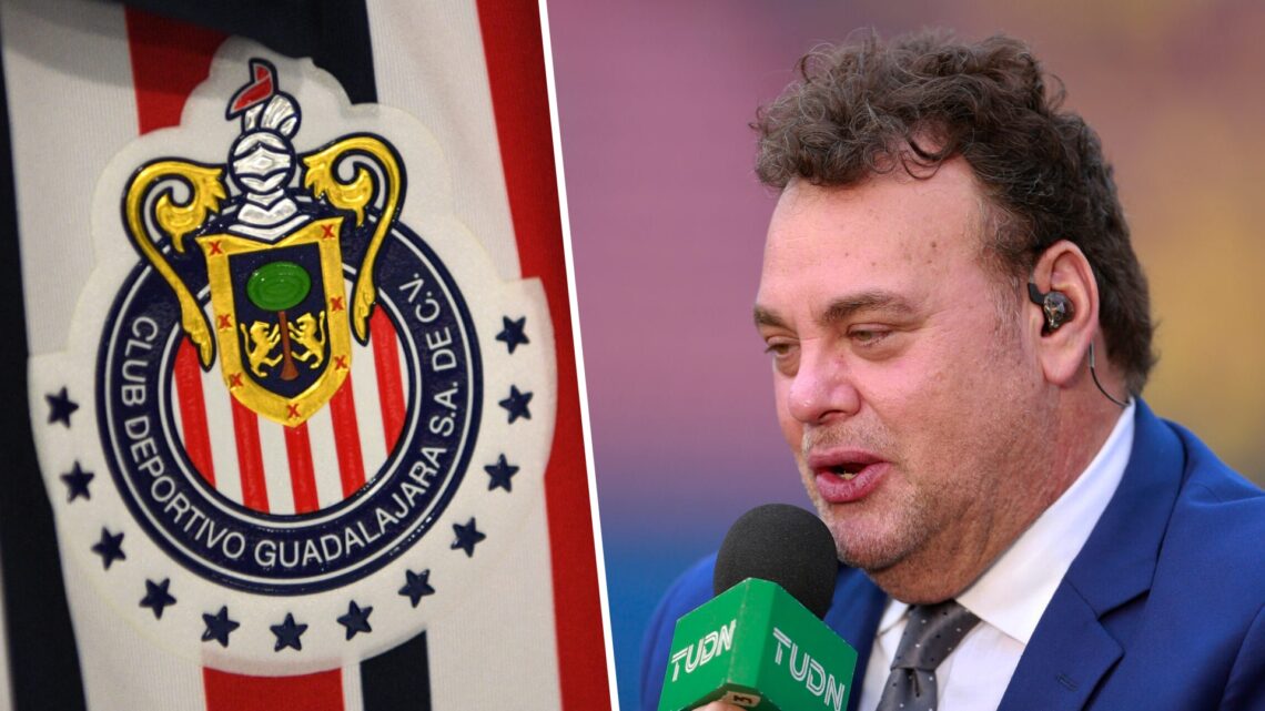 En la izquierda, el escudo de Chivas, equipo de la Liga MX. A la derecha, David Faitelson, periodista de TUDN.