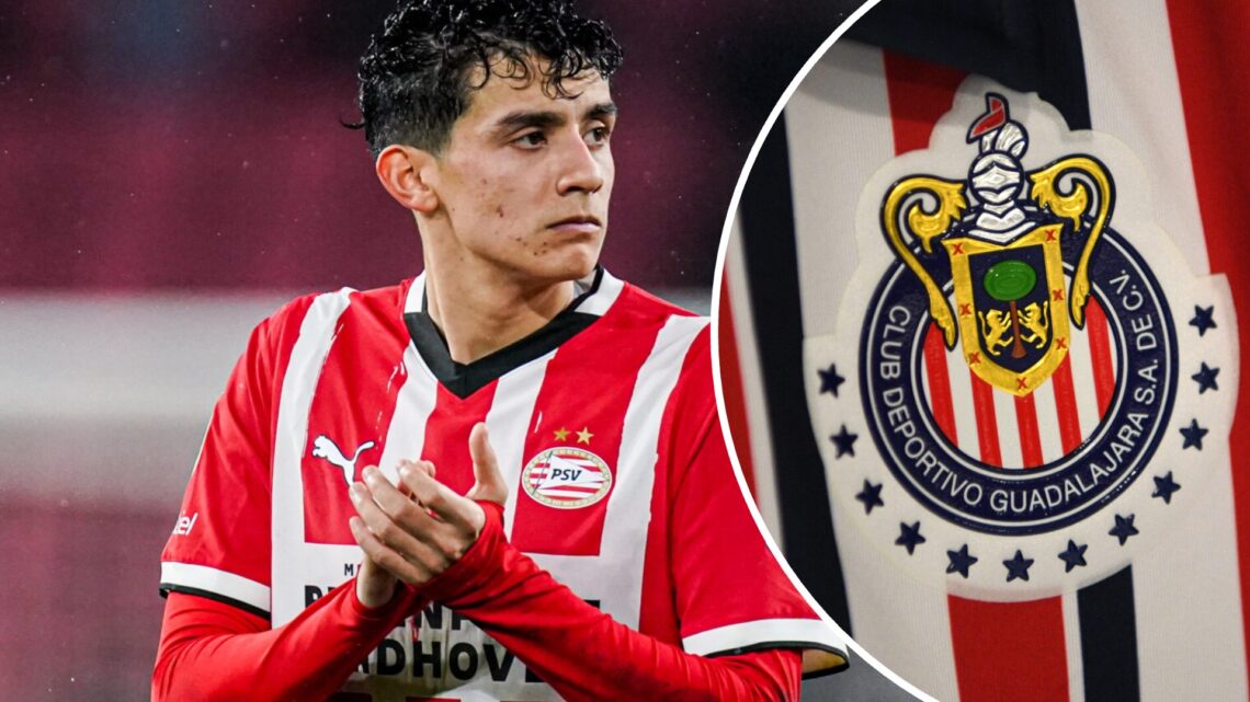 Richard Ledezma, futbolista del PSV Eindhoven. El escudo de Chivas, equipo de la Liga MX.