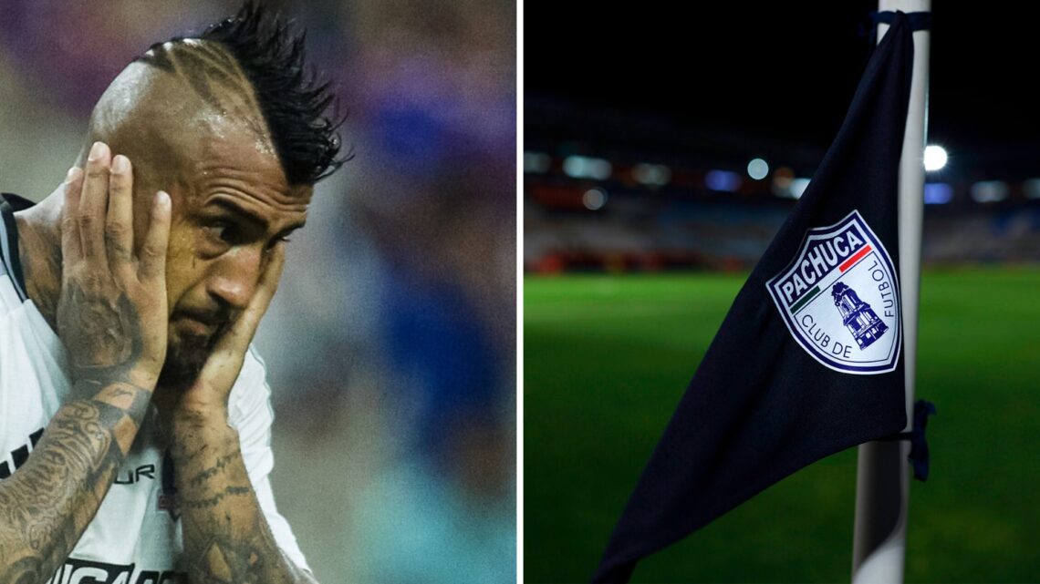 Arturo vidal se lamenta en un partido de la Copa Libertadores con el Colo Colo / Logo del Pachuca en un banderín en el Estadio Hidalgo